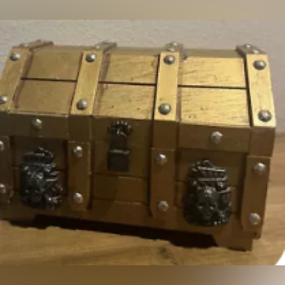 Vintage wooden treasure chest skull bones pirate jewelry box - Picture 3 of 6